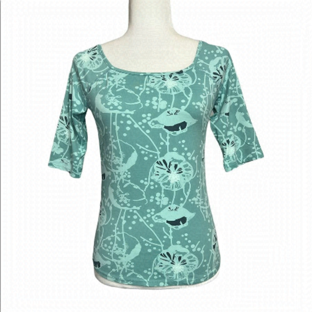 LULULEMON scoop neck floral half sleeve top